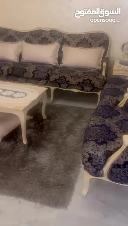 طقم ضيوف فرنسي 8 مقاعد للبيع بحاله ممتازه مع طاولات رخام