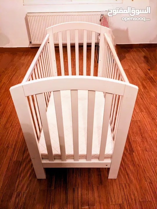 Mothercare baby crib, Excellent condition. تخت بيبي مذركير في حاله ممتازه.