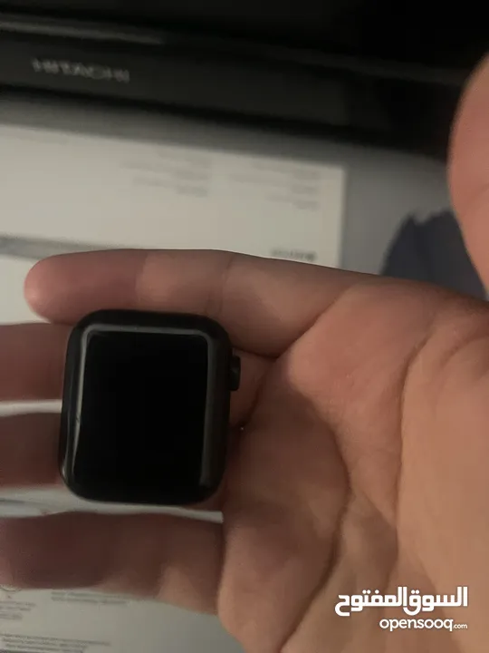 ساعة ابل SE 40mm بس ما معها شاحن بس وكالة من الشركة و مش مفتوحة و عليها لزقة شاشة