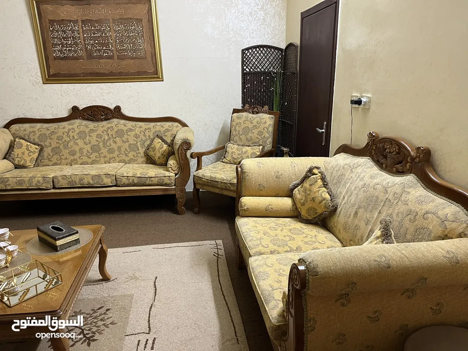 طقم كنب ضيافة تفصيل خشب ممتاز – بحالة ممتازة