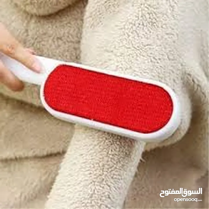 اداة فرشاية  ازالة وبر قطه او كلب  عن الملابس و الوسائد  و الكنب او السرير  الوبر العالق من القطط  و