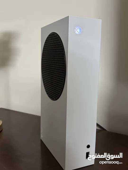 Xbox Series s شبه جديد مستخدم 3 اشهر والجهاز نضيف مش مفتوح ولا اي مشكله فيه