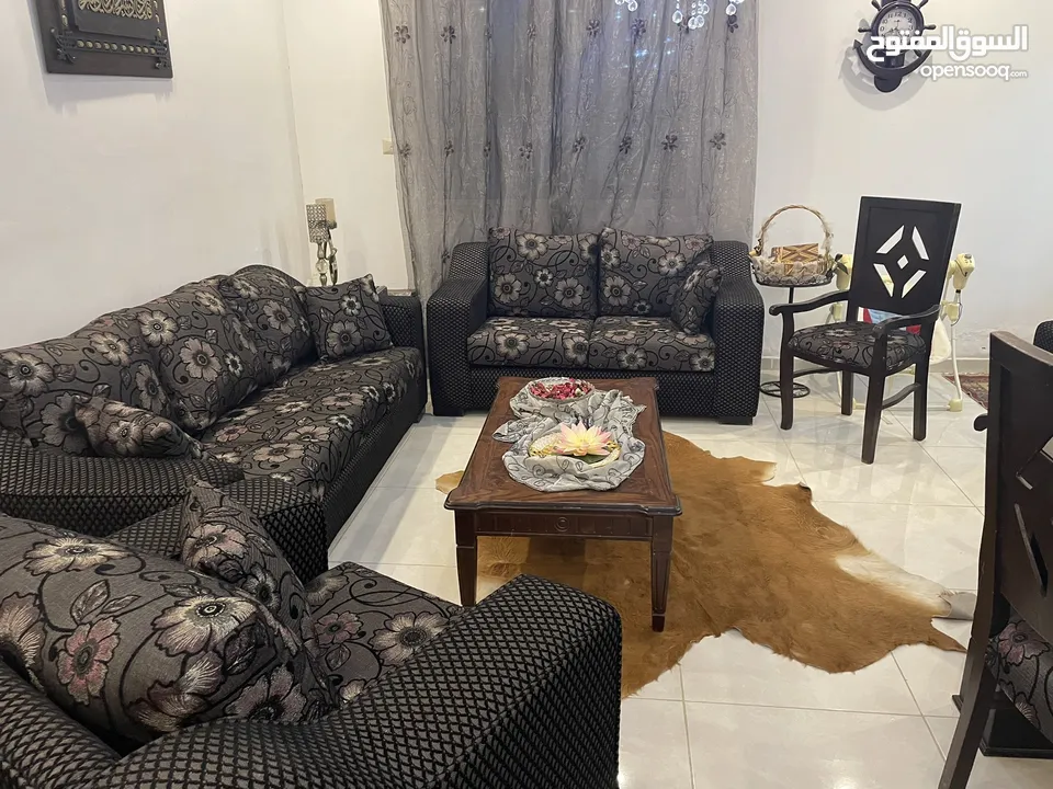 طقم كنب سبع مقاعد +طاوله سفره و8 كراسي +3 طاولات واحده وسط