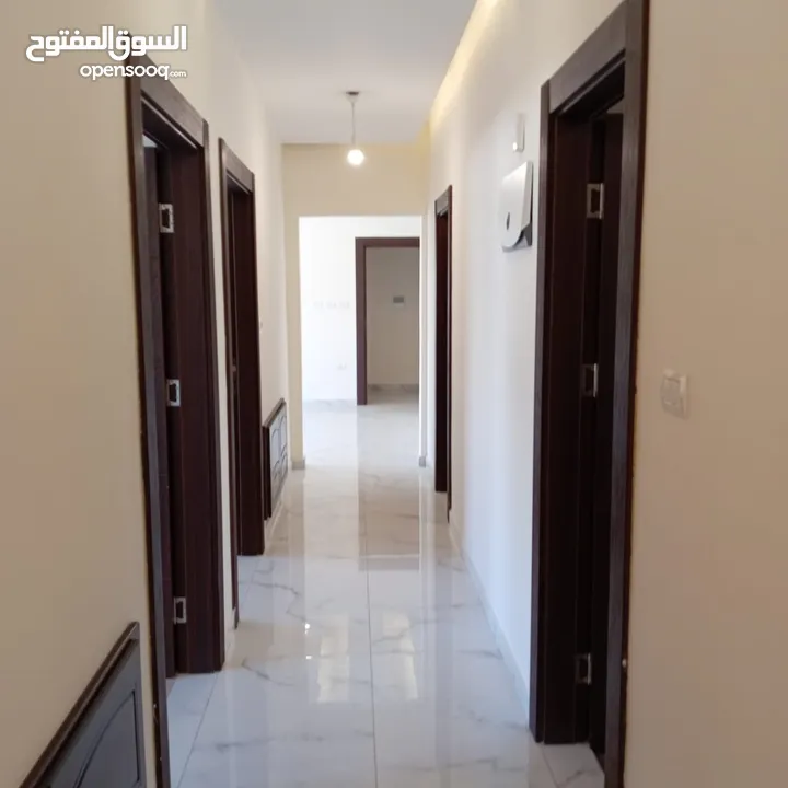طريق المطار لم تسكن سوبر ديلوكس شقه فارغه للايجار + 240 متر 5 غرف نوم ـ 2 ماستر