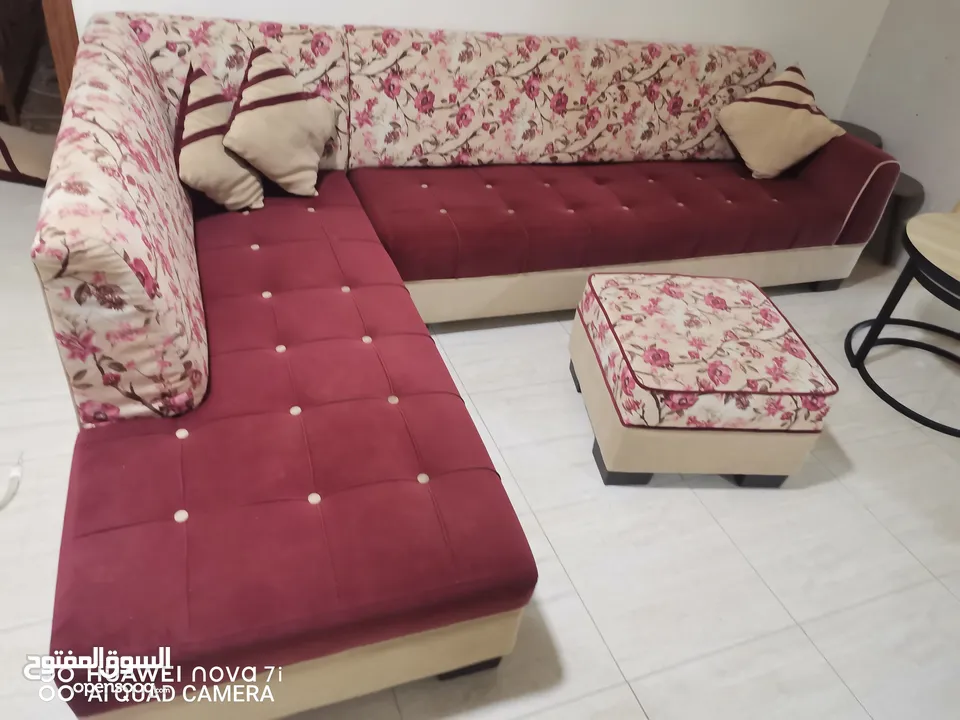 كورنر للبيع لون بيج جميل جدا حرف L يوجد معة بفة طقم استعمال بسيط