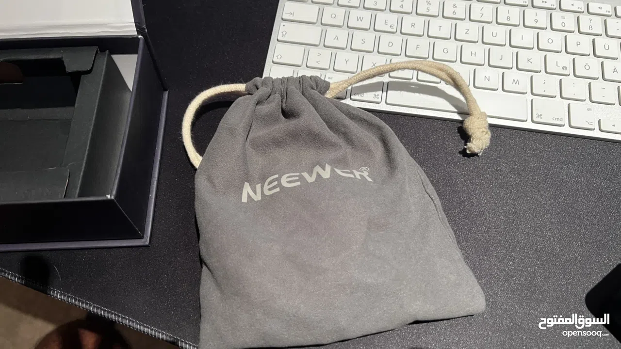 The brand is NEEWER and the model is CM28 Microphone
