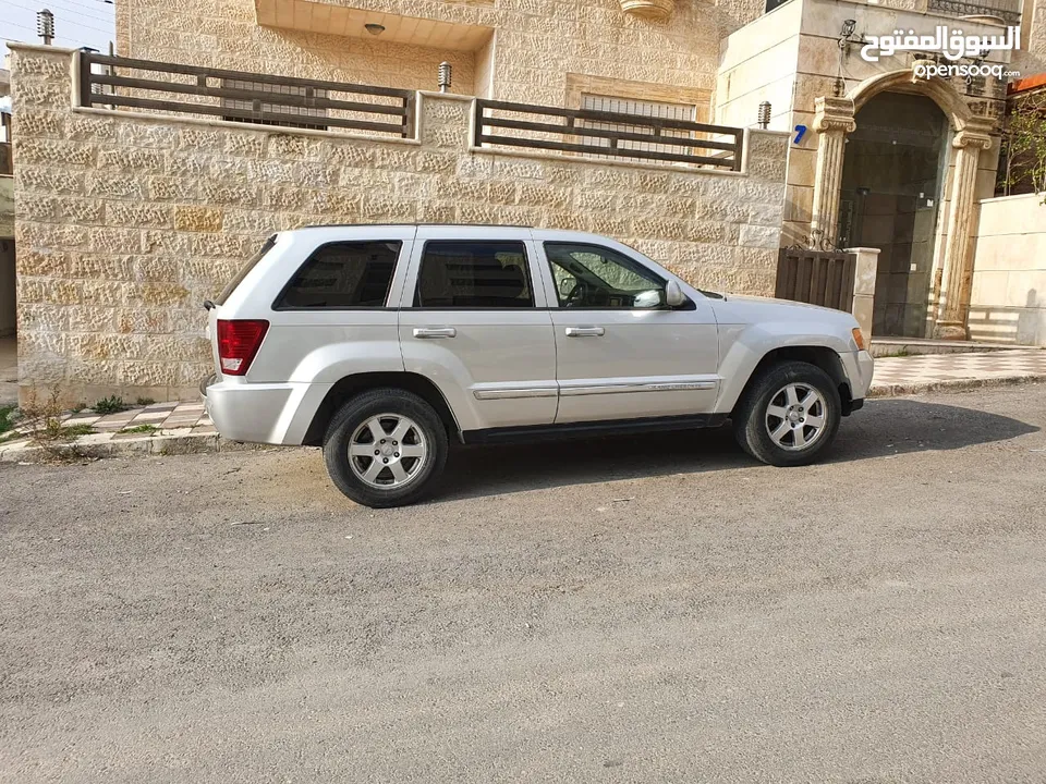 جيب شيروكي لاريدو موديل 2008