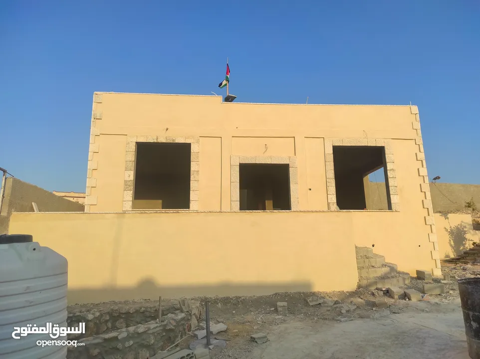 بيت مسطح 120 متر نطام امريكي تأسيس شاليه مع ترس جانبي مطل مساحه 40 متر مع حديقه وبئر ماء 12 وغيرها