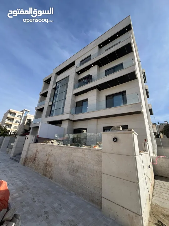 ارضية استثمارية 100متر مع ترس مقسمة الى استديو عدد 2 في ضاحية الرشيد  خلف الجامعة الاردنية