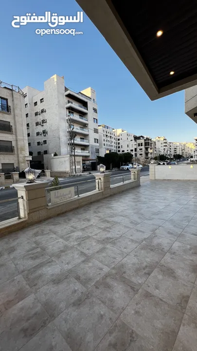 شقة للبيع طابق ارضي 95م مع ترس 50م (سكنية - استثمارية) في ديرغبار شارع ال 60 ، مطبخ راكب ، تدفئة غاز