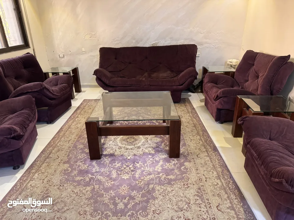 كنب تركي وطرابيزات خشبية وزجاج سوكاريت وسجادة تركية