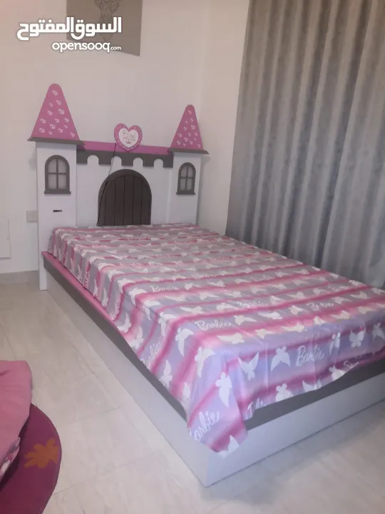 queen size bed plus study desk and surprise gifts سرير وطاولة مذاكرة مع هدايا ستاير ومات