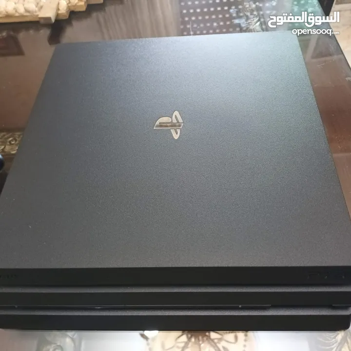 بلايستيشن 4 برو مستعمل خفيف جداً بحالة الوكالة مع جميع وصلاته + إيد عدد 2 أصليات و برضو وكاله