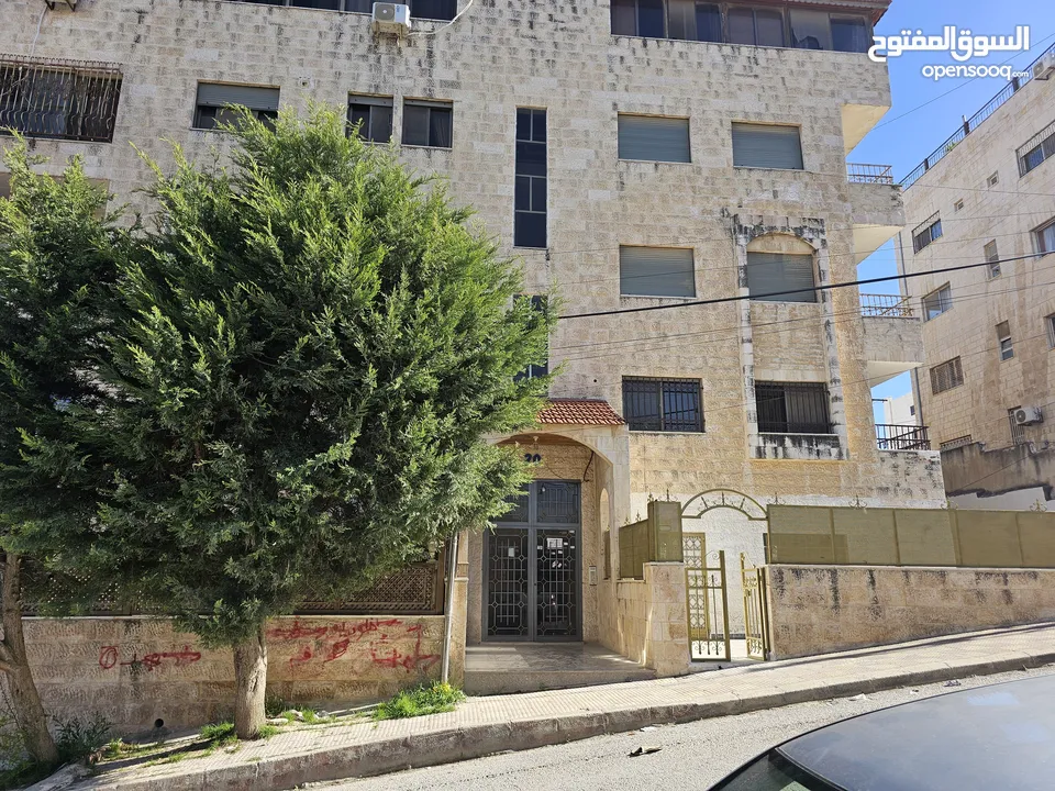 شقة طابق اول شارع الجامعة خلف ليدرز مقابل الجامعة الاردنية مبنى السكري