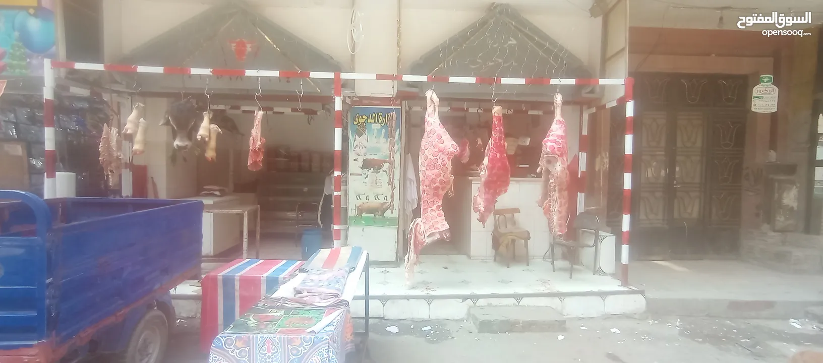 جميع انواع الحوم وفواكه الحمه ويوجد عجول وغنم ومعز صاحي