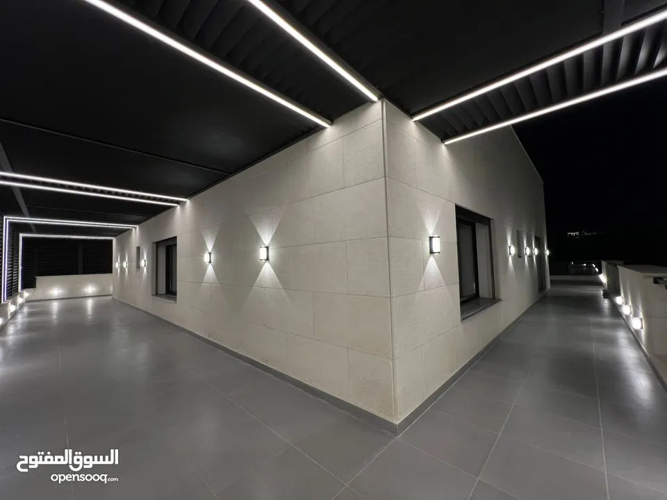 فرصة مميزة  أرضي مع حديقة وكراج – مساحات داخلية وخارجية واسعة.