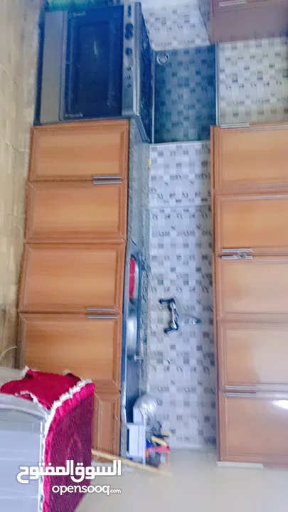 شقة للبيع في مخيم الزرقاء قرب المجمع الجديد مكونة من غرفتين وصالون وساحة خارجية مبلطة بالكامل البيت