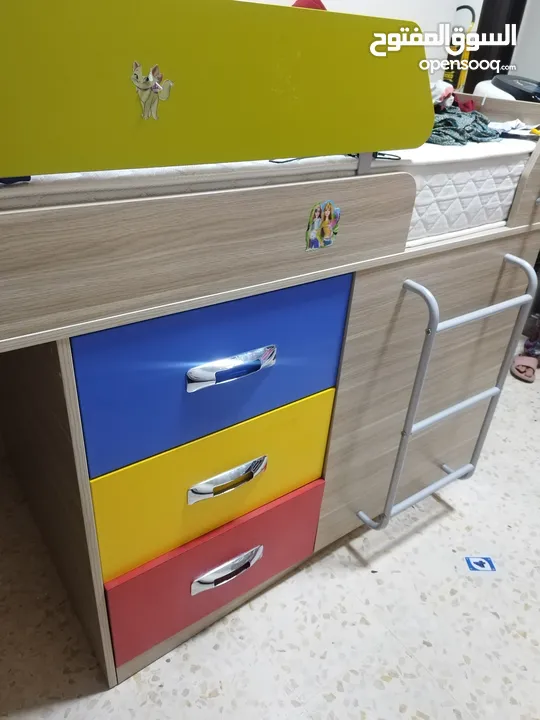 سرير مفرد بدون فرشه..مع جوارير وخزانه اسفل السرير