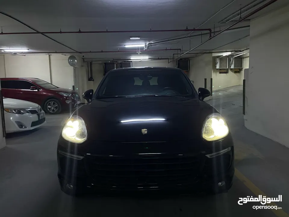 Porsche Cayenne 2018 Color Black Indoor & Outdoor in good condition, no problems not used in UAE