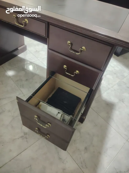 كنبايه مكتب + ثلاثه مكاتب للبيع