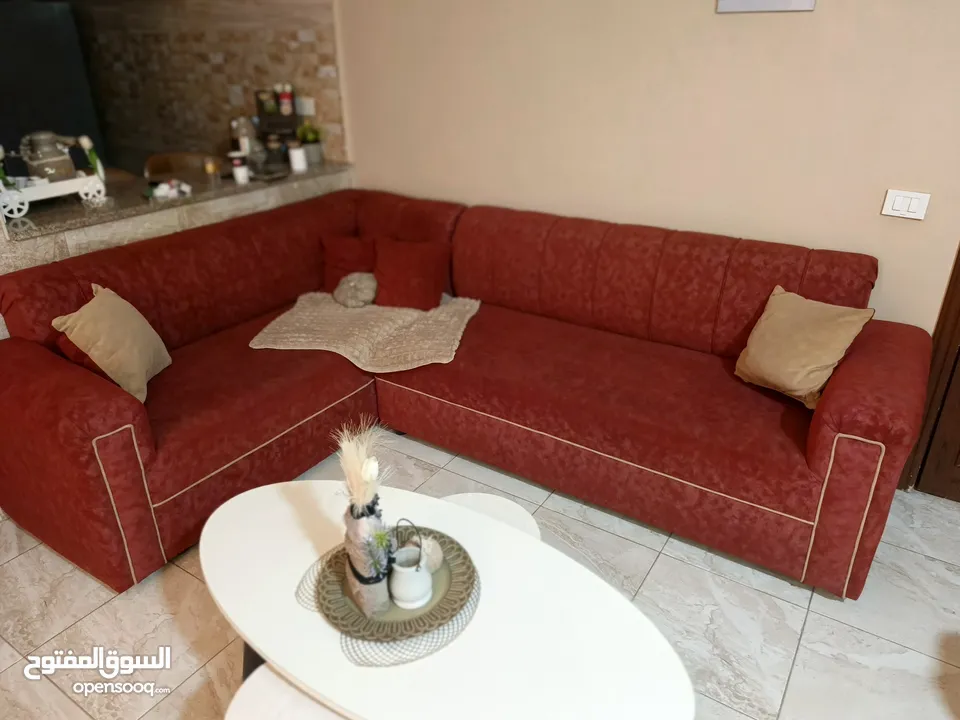 بسم الله الرحمن الرحمن طقم كنب كورنل لونين بيج وخمري بشكل جديد استعمال  سنتين عريس بسعر حرق