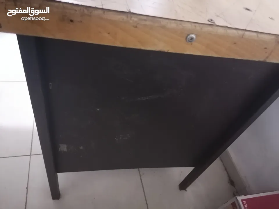 طاولة مكتب استعمال طالب جامعي نظيفة بدي حديد وسطح خشب ثقيل طول 66cm وعرض 121cm وارتفاع 110cm
