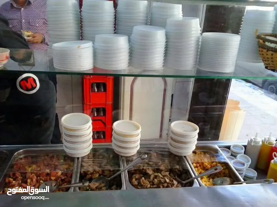 عدة مطعم فلافل للبيع رماية فلافل ومطحنة حمص وواجهة عرض مع صوانيها وغازات