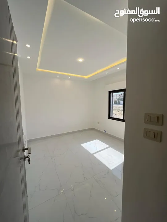 ارضية مع ترس خلف جامعة البتراء البنيات طريق المطار تشطيب فخم