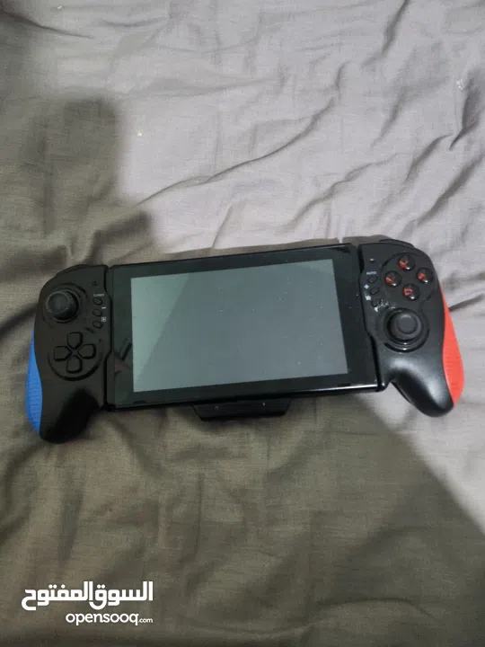 نينتندو سويتش مع كينترولارنينتندو سويتش مع كينترولارنينتندو سويتش مع كينترولار