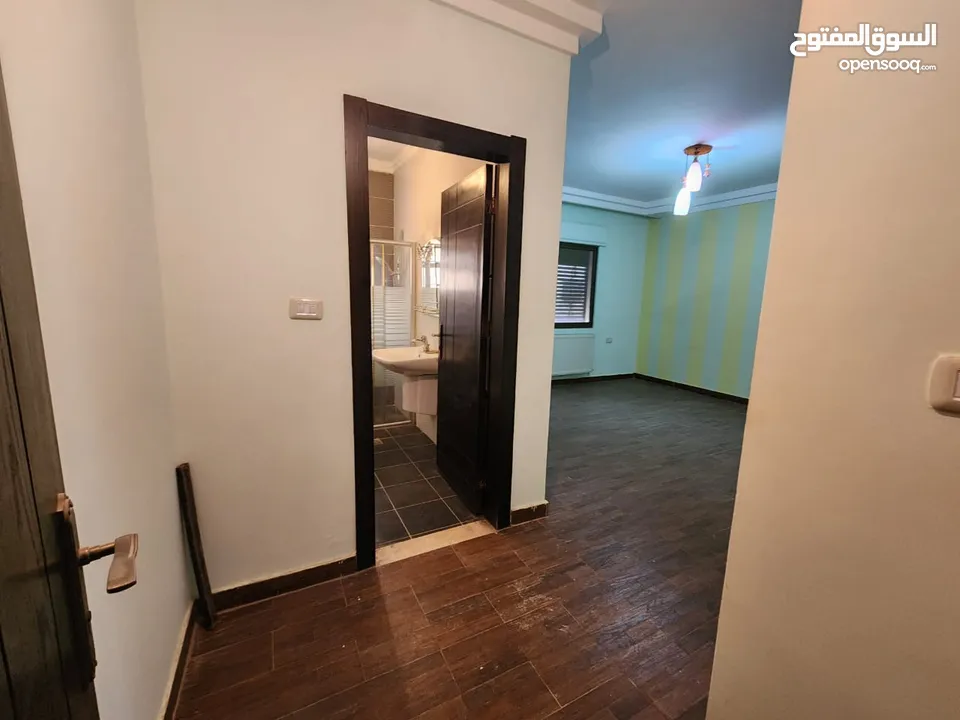 شقة مع روف منفصل فارغة للبيع في حي الصحابة - ref : 14580