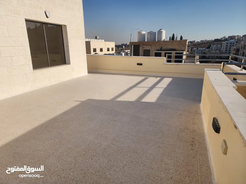 شقة أخير مع روف مساحة 195 م + 90 م ترسات- ضاحية الرشيد