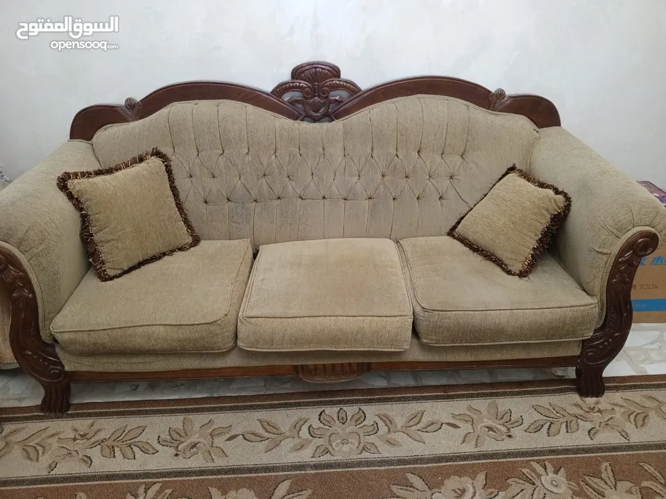 طقم كنب مستعمل بحاجة قشاطات وخياطة القماش وتنظيف  للبيع بسعر مناسب