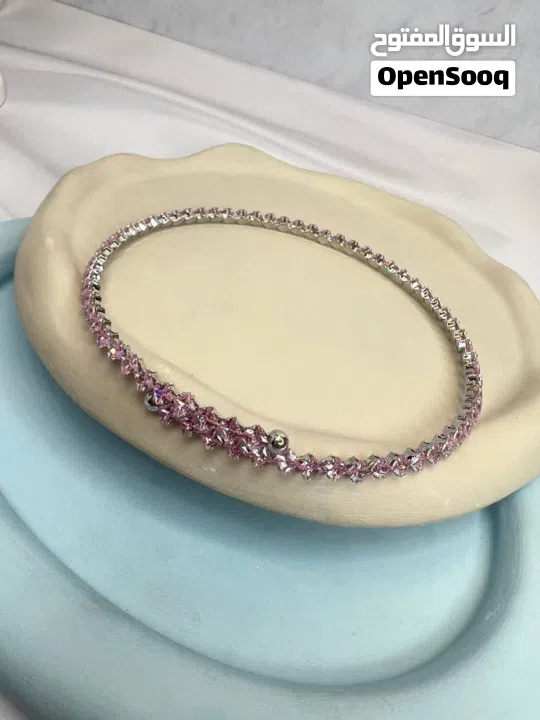 أطواق أنيقة وفاخرة بأنواع مختلفة