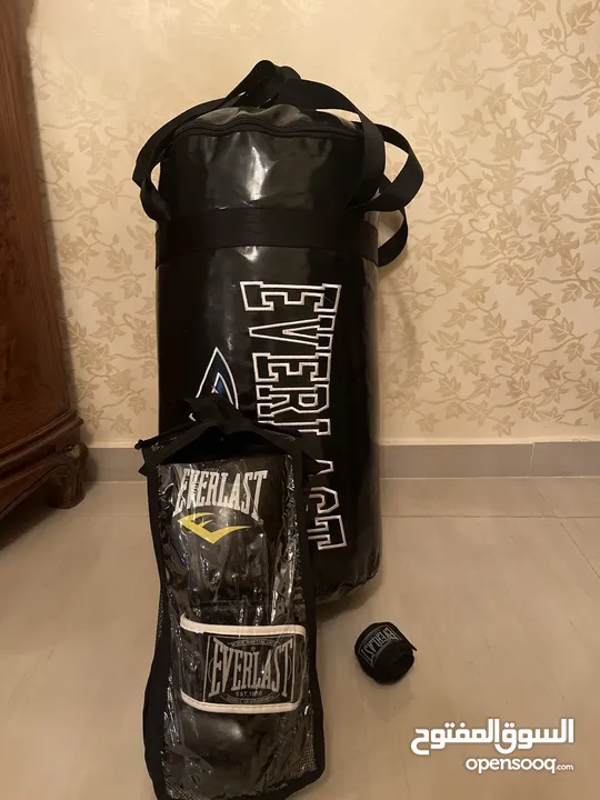 قلفز  وباندج  وكيس ملاكمه everlast بحاله الوكاله