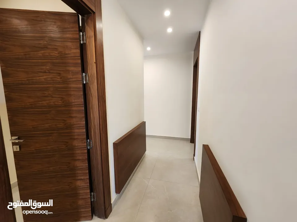 شقة طابقية فاخرة للبيع في عبدون  ref : 14385