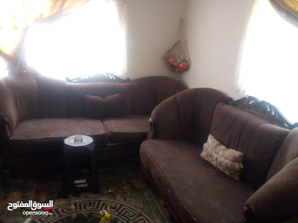 طقم كنب لون بني وفرش متحرك