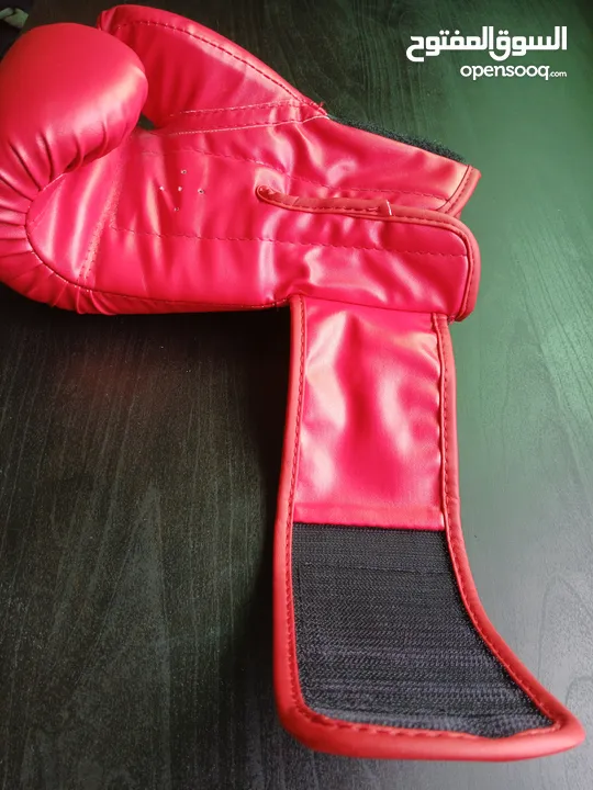كفوف EVERLAST الأصلية استعمال خفيف جدا جدا بحالة الوكالة للبوكسينغ و الكثيير من الرياضات ...........