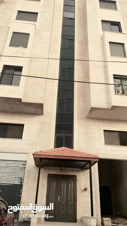 شقة سوبر ديلوكس جديدة البناء  بيتونيا مساحة 200م2  بجانب مسجد سيف الدين موقع سكني هادئ ومتميز