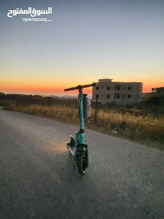 سكوتر من نوع تاير مع طاقيه الصليه  و كلشي  48 فولت 15 أمبير