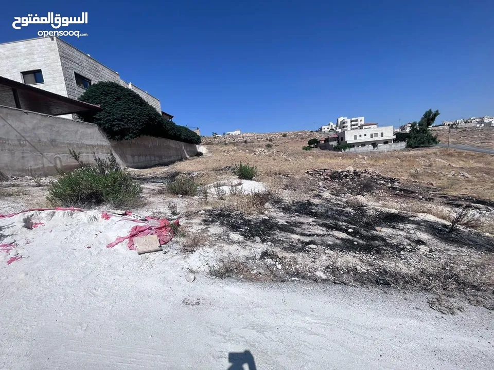 ارض سكنية مساحة 890 متر على 3 شوارع للبيع