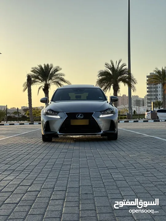 للبيع فقط لكزس is200t f-sport نظيف وجاهز للاستخدام 2017