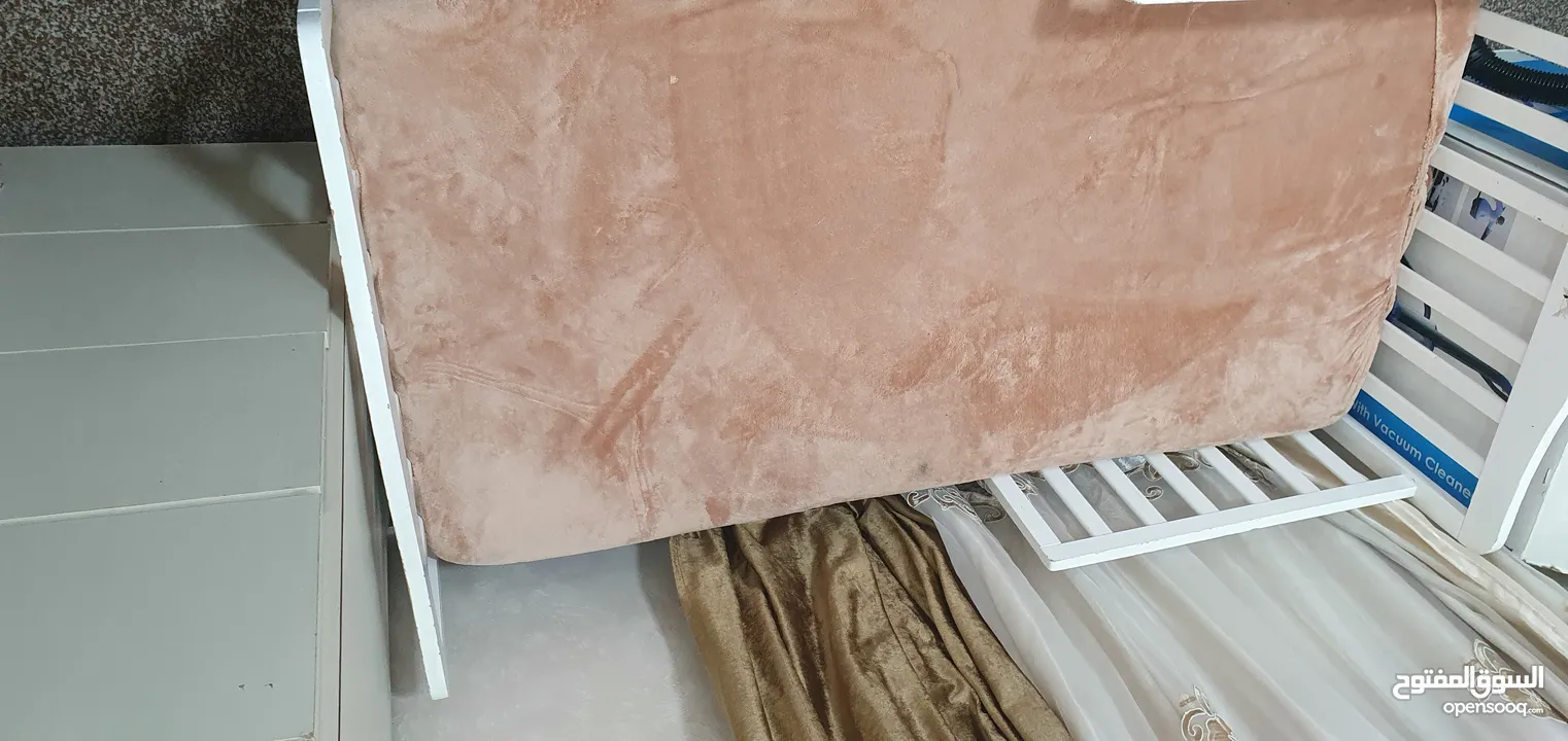 للبيع تخت أطفال خشبي أنيق  تخت خشب أبيض مع فرشة مريحة، تصميم عملي وآمن للأطفال.