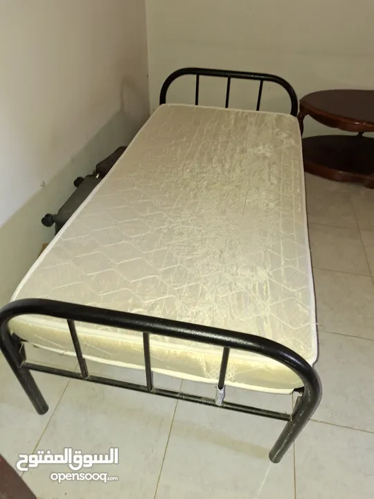 سريرين حديد شبه الجديد ومرتبة ضغط عالي جديدة