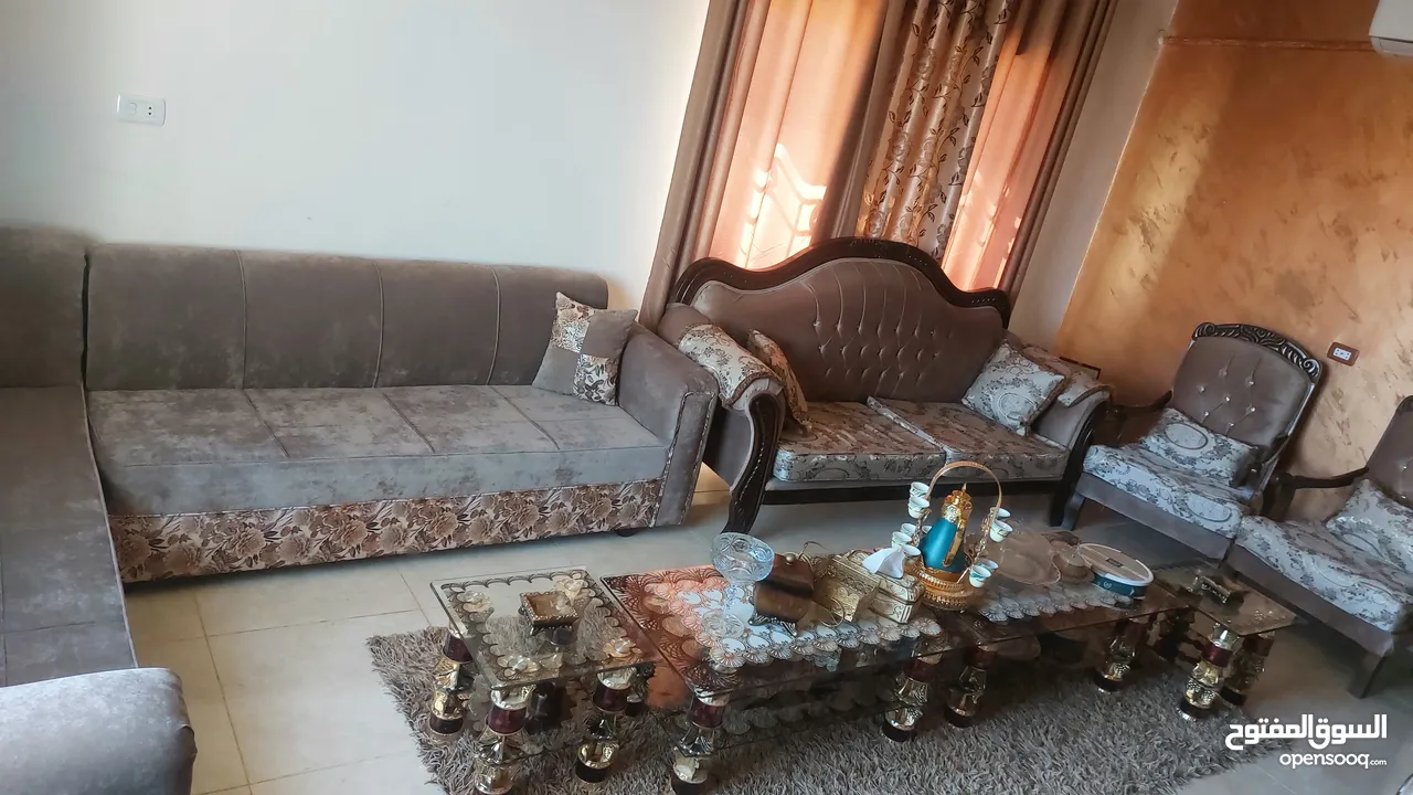 للبيع طقمين كنب جلوس أحدهما أحرف زان