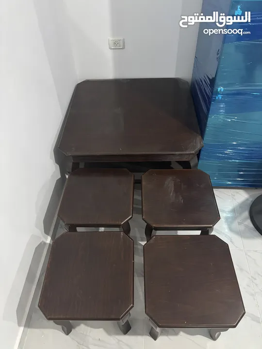 كنب و طاولة وسط و غرفتين نوم وحدة