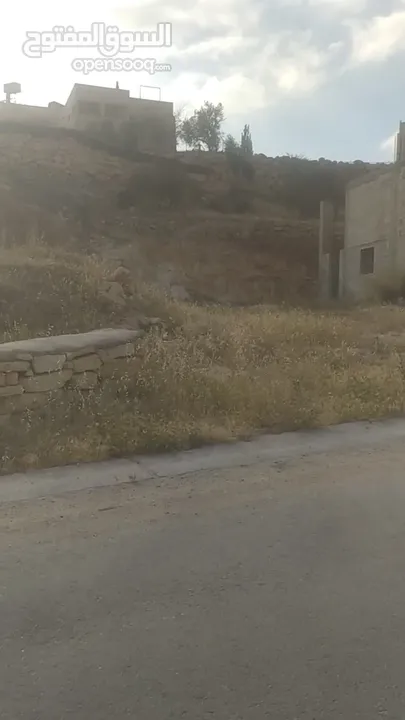 مخازن وأرض للبيع بسعر مغري