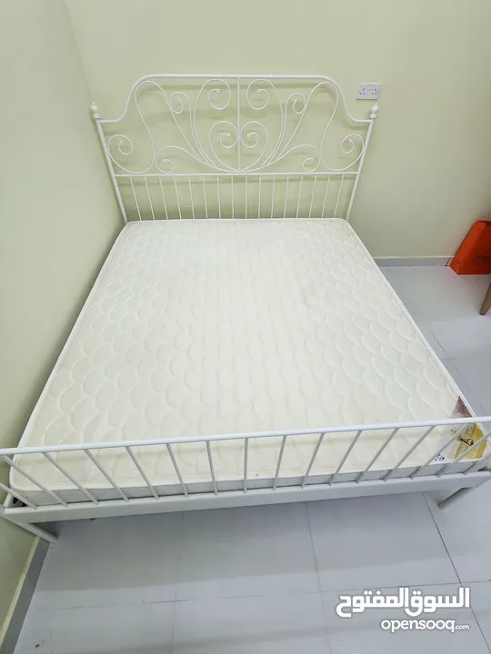 سرير مزدوج معدني مقاس 200×180 مستخدم للبيع.