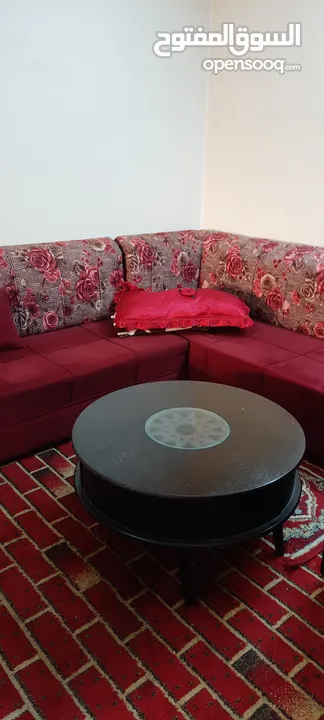 كنب كورنر صالون لون خمري مع طربيزات وطاوله وسط وطاولة شاشه تفصيل