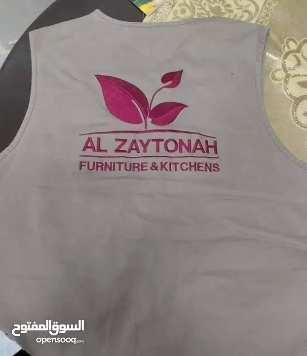 تيشرت طباعة وبلايز وجاليهات طواقي مع شعار تطريز