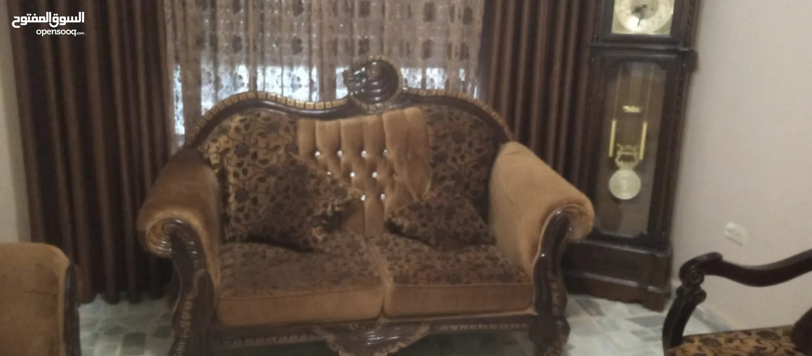 طقم كنب خشب ممتاز للبيع بسعر مغري